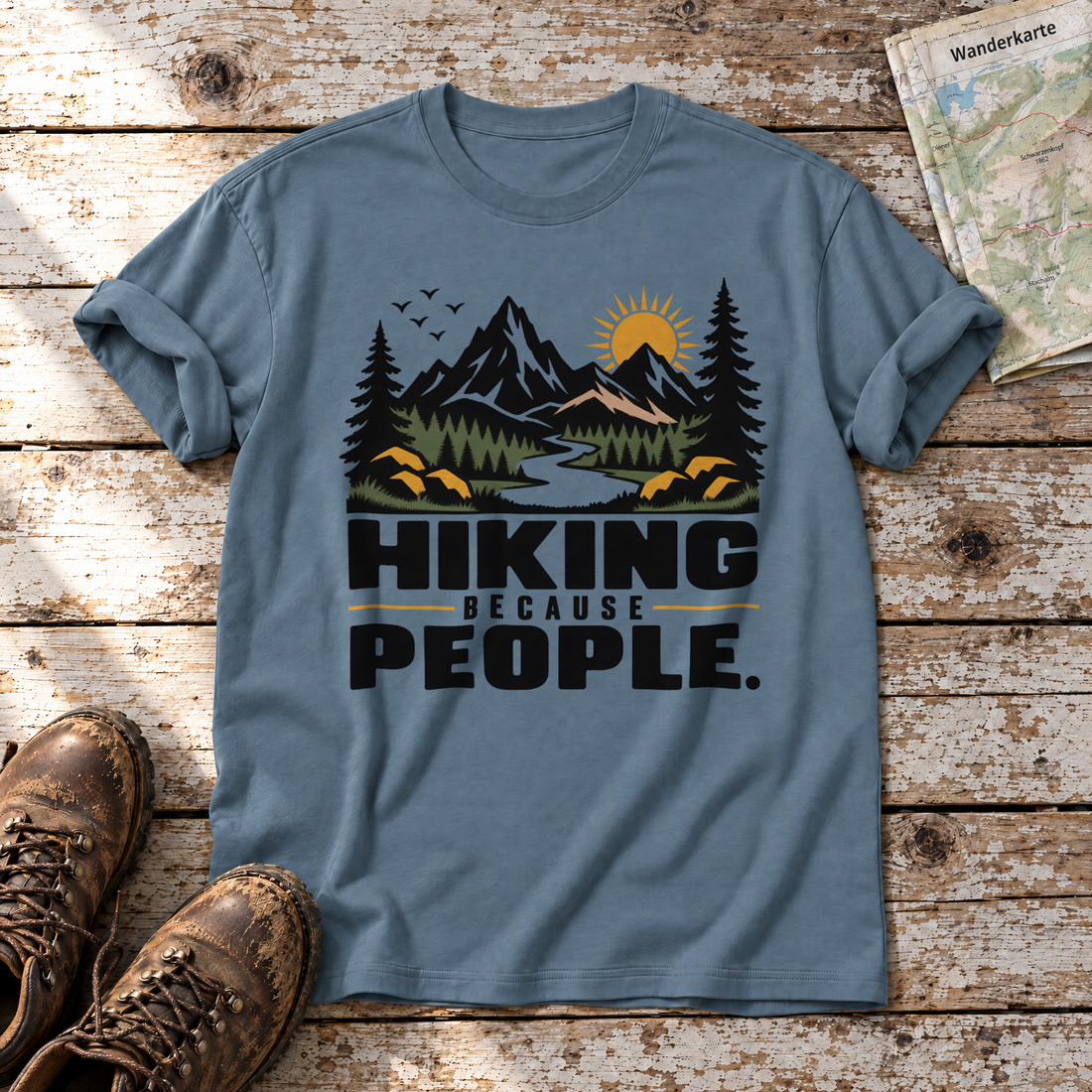 Hiking because people – T-Shirt Unisex in Steinblau, flach liegend auf alten Holzbrettern mit Wanderschuhen und Wanderkarte.