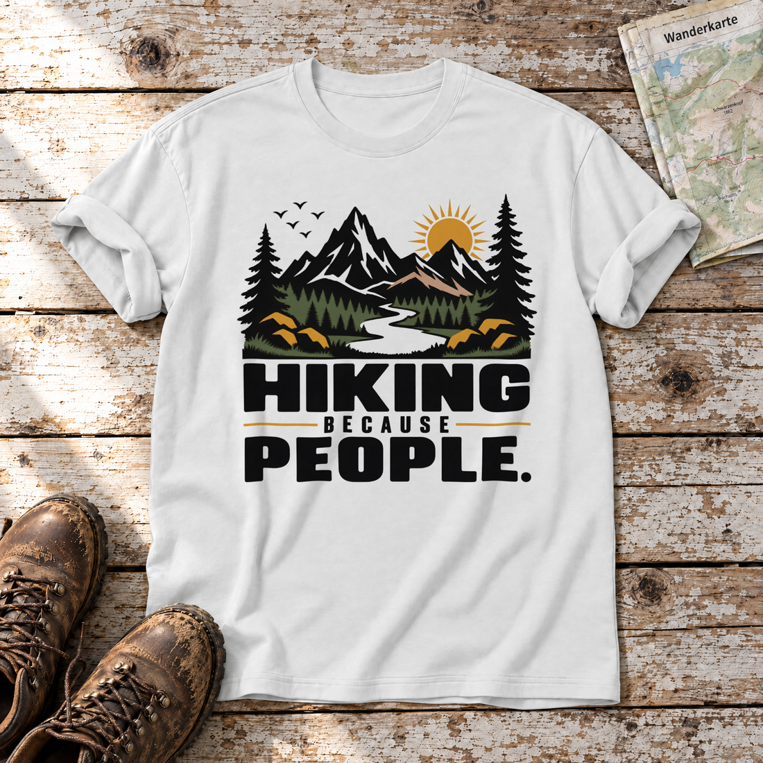 Hiking because people – T-Shirt Unisex in Weiß, flach liegend auf alten Holzbrettern mit Wanderschuhen und Wanderkarte.
