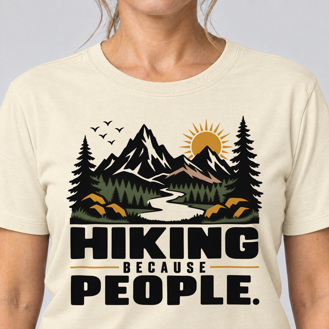 Nahaufnahme des Drucks: Hiking because people – T-Shirt Unisex in Natur, von einer Frau getragen