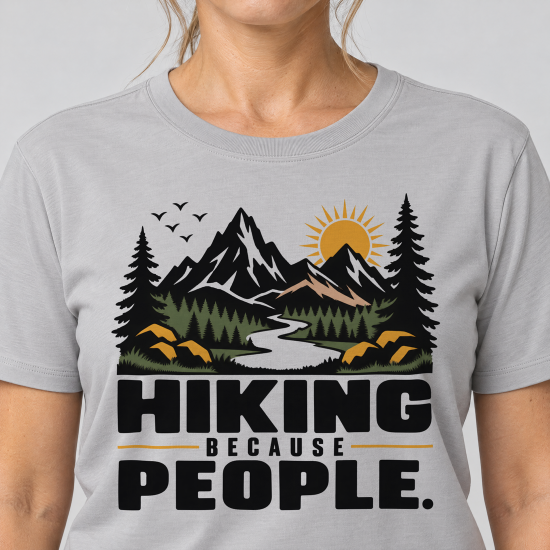 Nahaufnahme des Drucks: Hiking because people – T-Shirt Unisex in Hellgrau, von einer Frau getragen