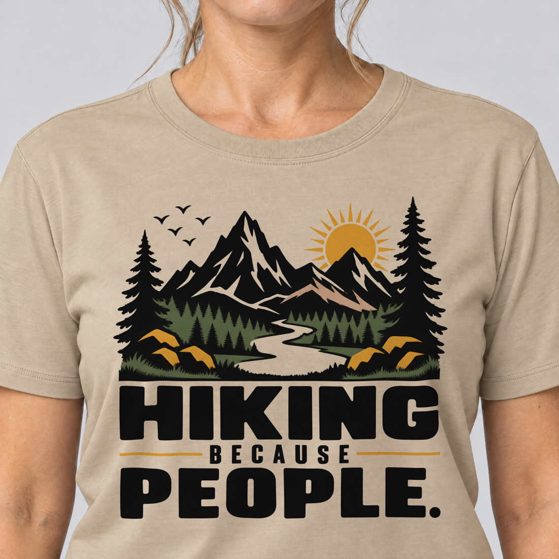 Nahaufnahme des Drucks: Hiking because people – T-Shirt Unisex in Sand, von einer Frau getragen