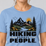 Nahaufnahme des Drucks: Hiking because people – T-Shirt Unisex in Himmelblau, von einer Frau getragen