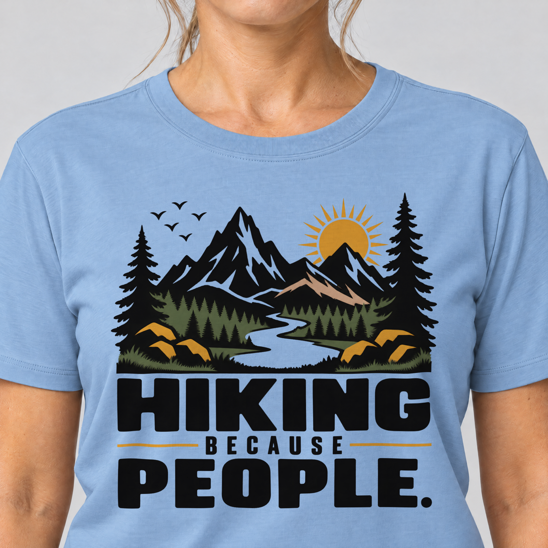 Nahaufnahme des Drucks: Hiking because people – T-Shirt Unisex in Himmelblau, von einer Frau getragen