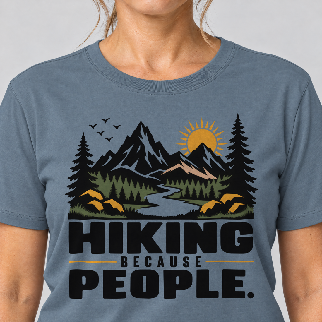 Nahaufnahme des Drucks: Hiking because people – T-Shirt Unisex in Steinblau, von einer Frau getragen