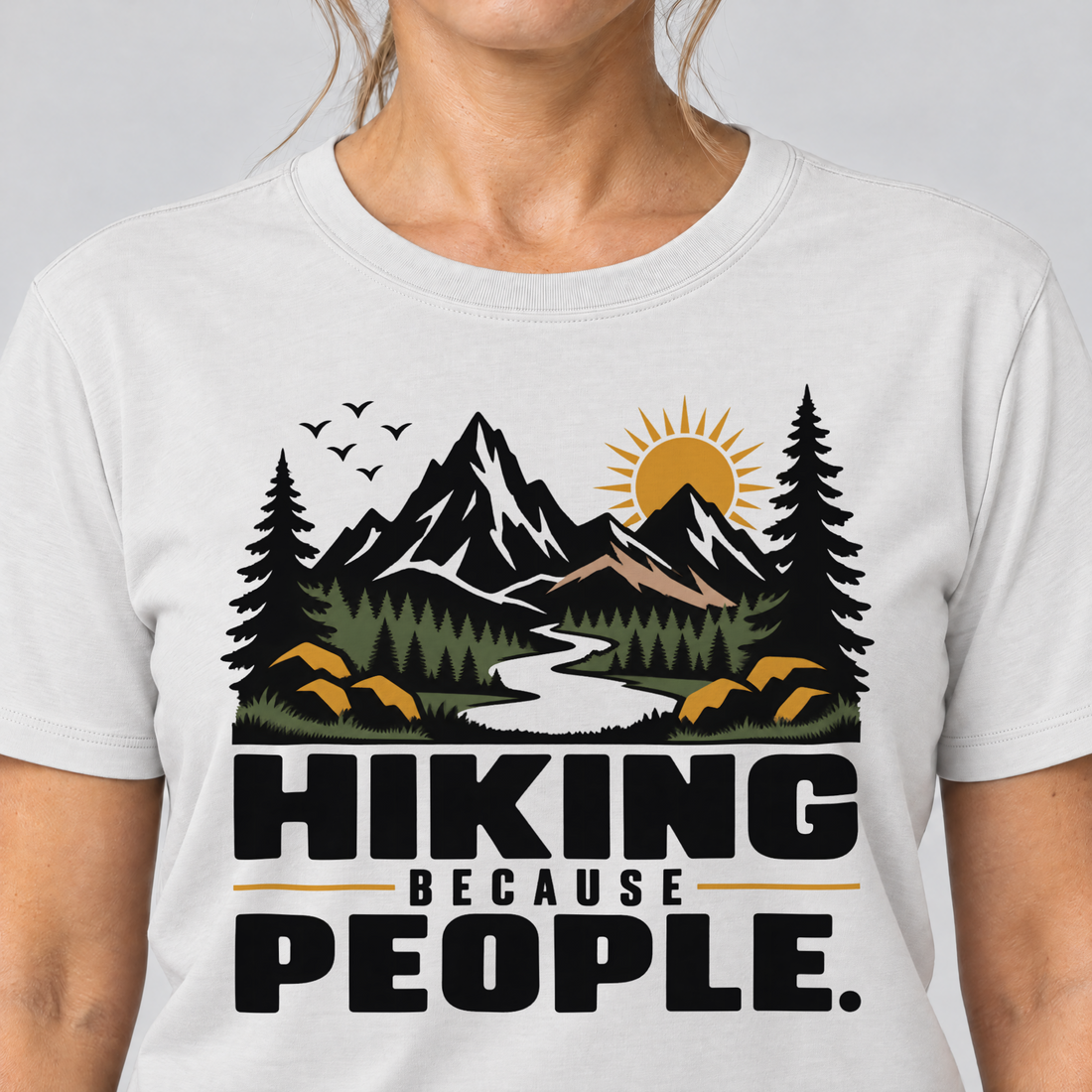 Nahaufnahme des Drucks: Hiking because people – T-Shirt Unisex in Weiß, von einer Frau getragen