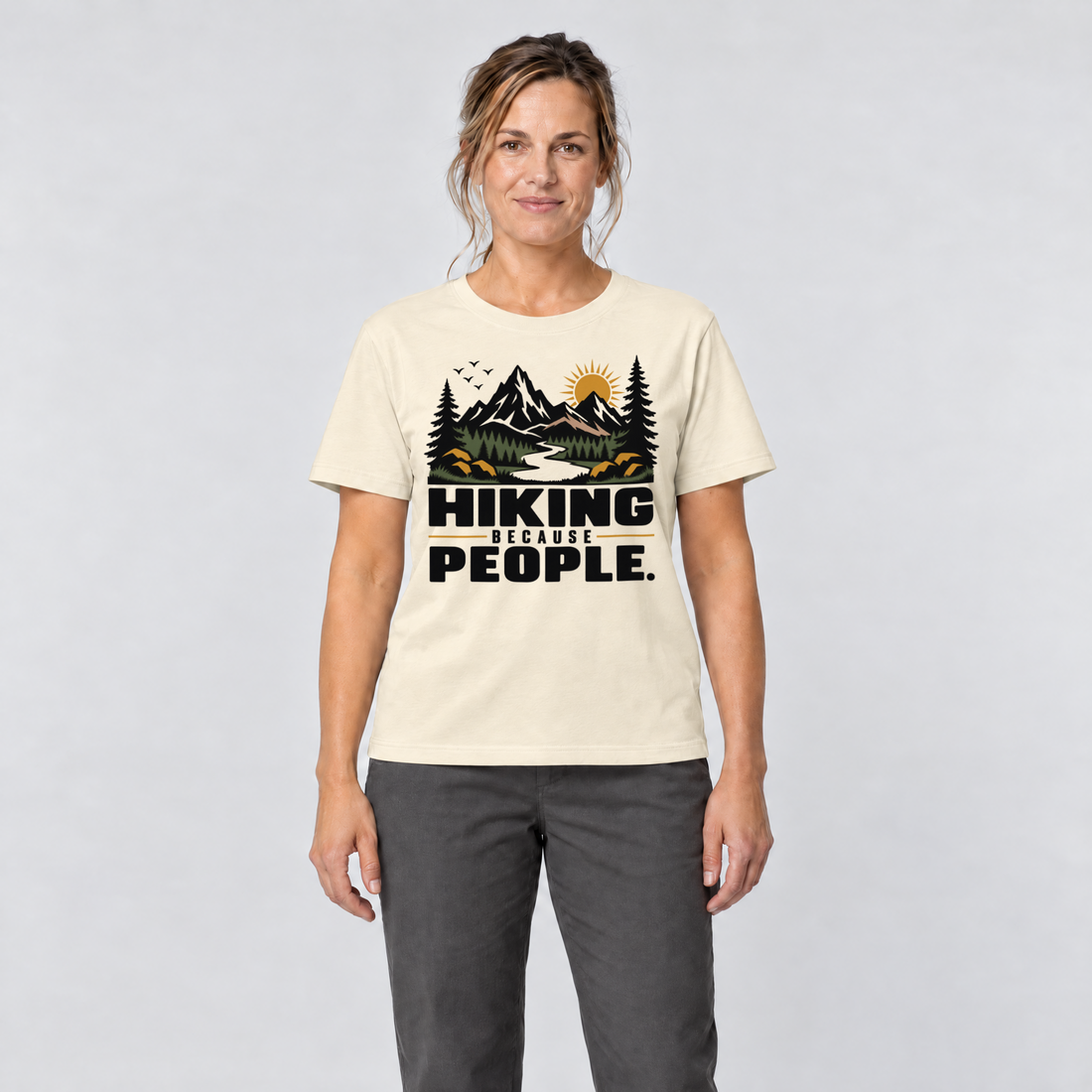 Frau trägt Hiking because people – T-Shirt Unisex in Natur, Ansicht von vorn