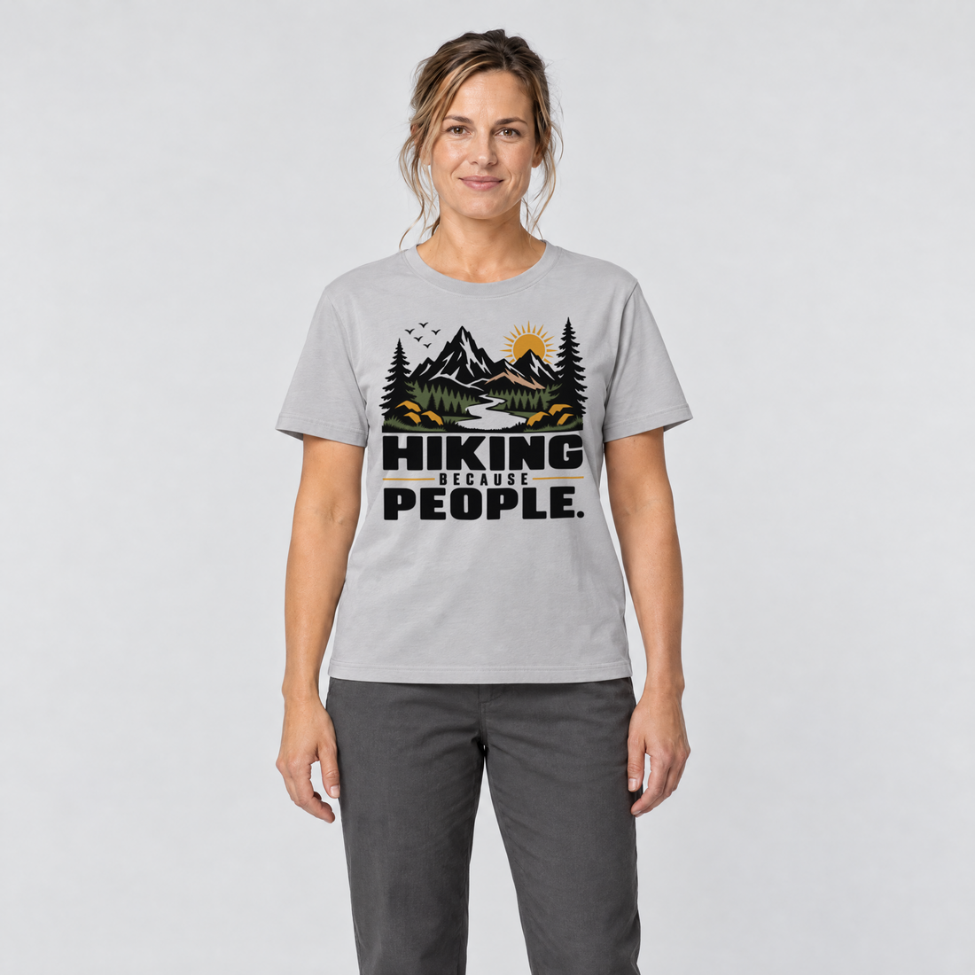 Frau trägt Hiking because people – T-Shirt Unisex in Hellgrau, Ansicht von vorn