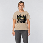 Frau trägt Hiking because people – T-Shirt Unisex in Sand, Ansicht von vorn