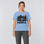 Frau trägt Hiking because people – T-Shirt Unisex in Himmelblau, Ansicht von vorn