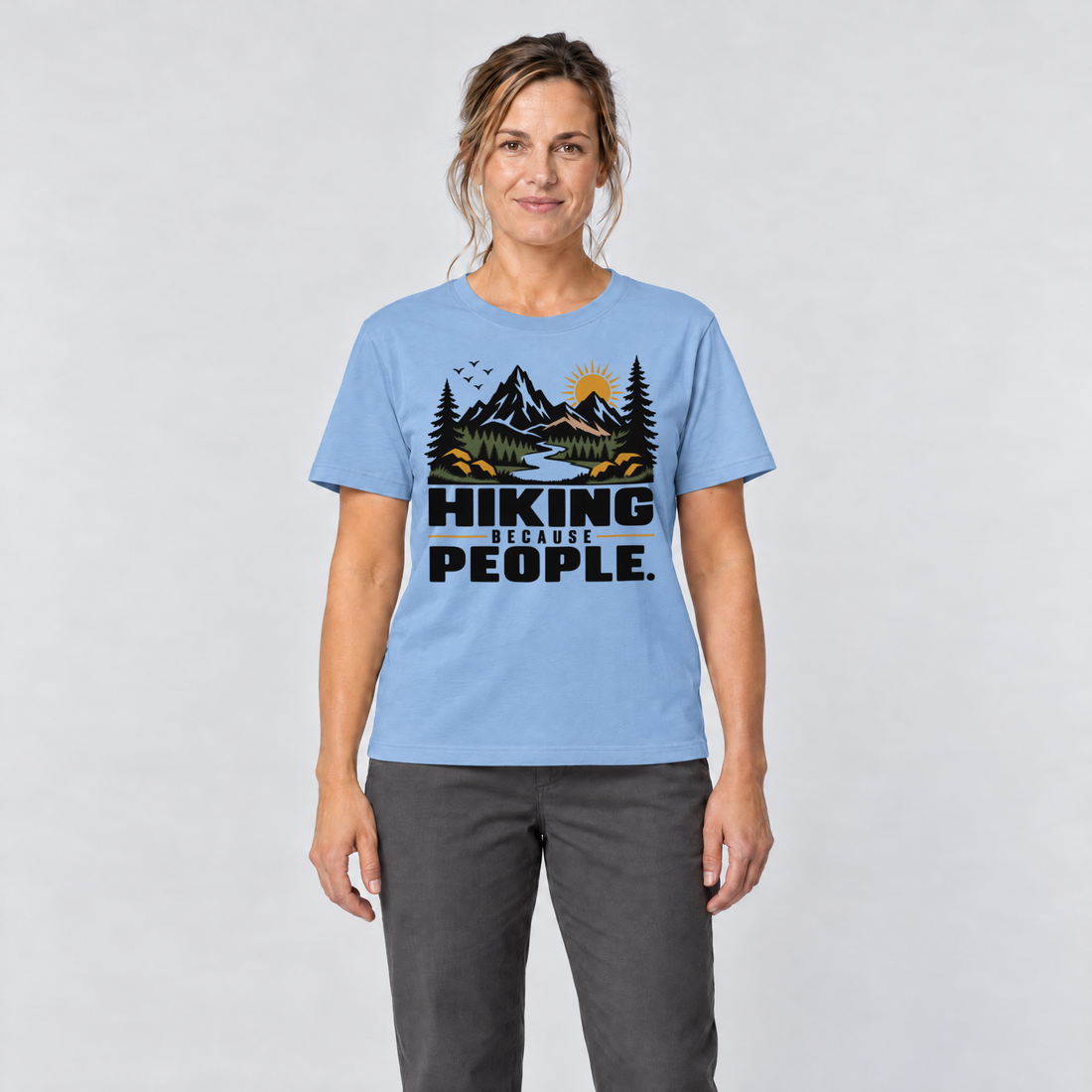 Frau trägt Hiking because people – T-Shirt Unisex in Himmelblau, Ansicht von vorn