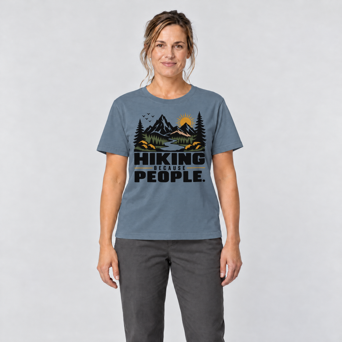 Frau trägt Hiking because people – T-Shirt Unisex in Steinblau, Ansicht von vorn