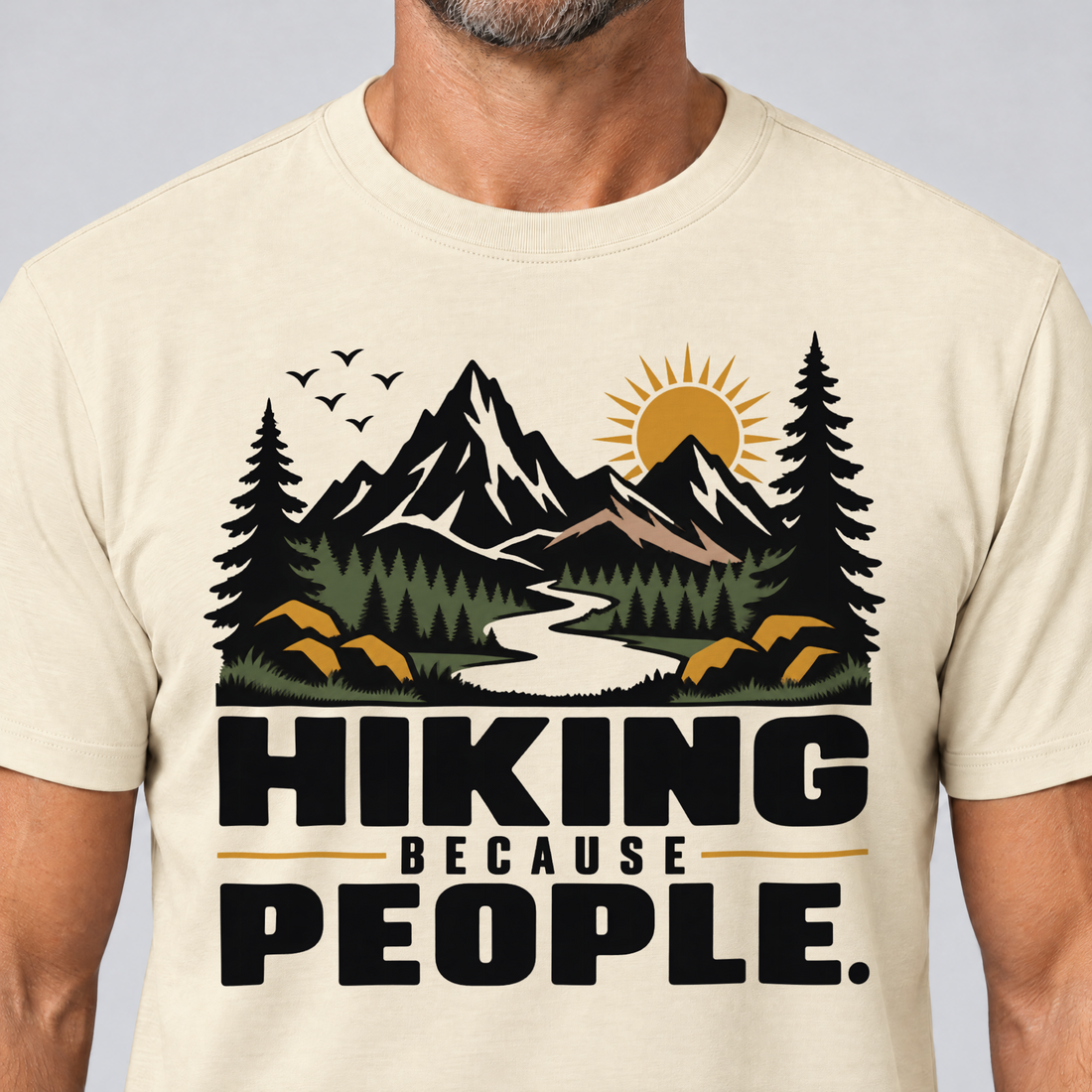 Nahaufnahme des Drucks: Hiking because people – T-Shirt Unisex in Natur, von einem Mann getragen