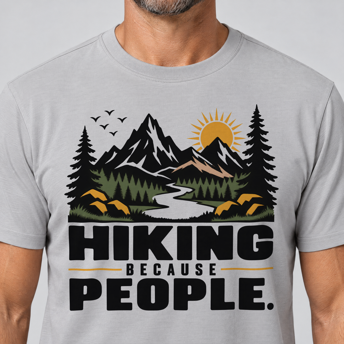 Nahaufnahme des Drucks: Hiking because people – T-Shirt Unisex in Hellgrau, von einem Mann getragen