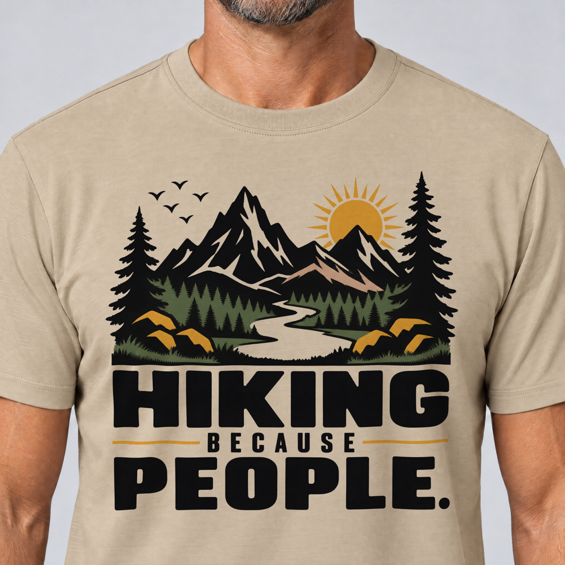 Nahaufnahme des Drucks: Hiking because people – T-Shirt Unisex in Sand, von einem Mann getragen
