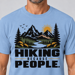Nahaufnahme des Drucks: Hiking because people – T-Shirt Unisex in Himmelblau, von einem Mann getragen
