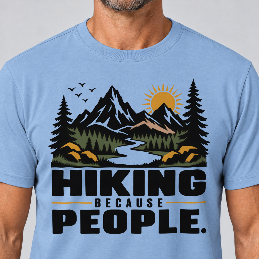 Nahaufnahme des Drucks: Hiking because people – T-Shirt Unisex in Himmelblau, von einem Mann getragen
