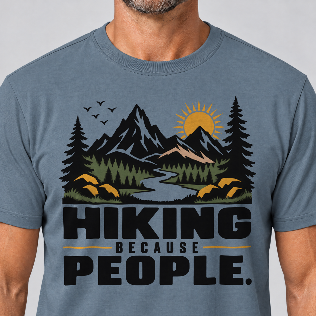 Nahaufnahme des Drucks: Hiking because people – T-Shirt Unisex in Steinblau, von einem Mann getragen