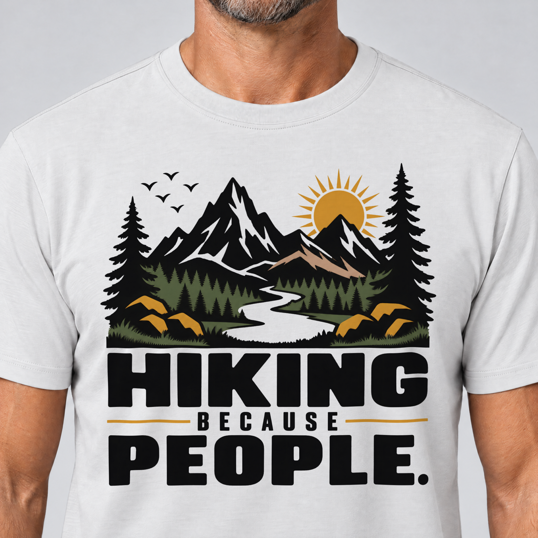 Nahaufnahme des Drucks: Hiking because people – T-Shirt Unisex in Weiß, von einem Mann getragen