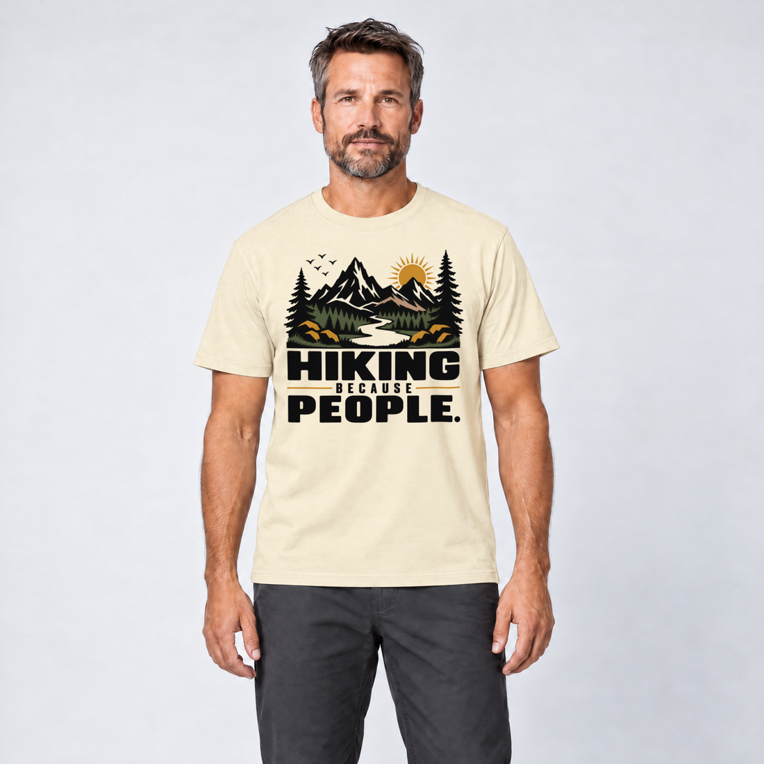Mann trägt Hiking because people – T-Shirt Unisex in Natur, Ansicht von vorn