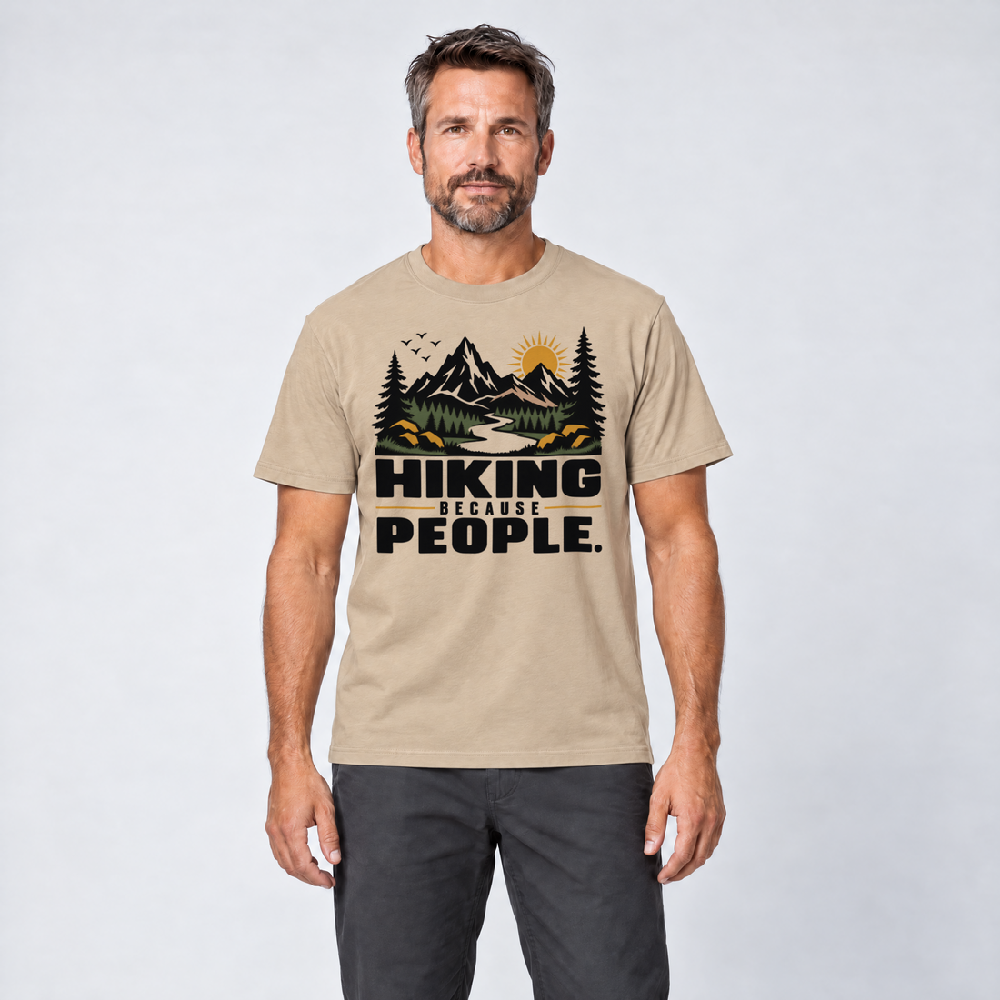 Mann trägt Hiking because people – T-Shirt Unisex in Sand, Ansicht von vorn