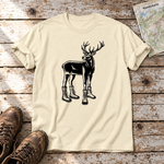 Hirsch in Bergschuhen – T-Shirt Unisex in Natur, flach liegend auf alten Holzbrettern mit Wanderschuhen und Wanderkarte.