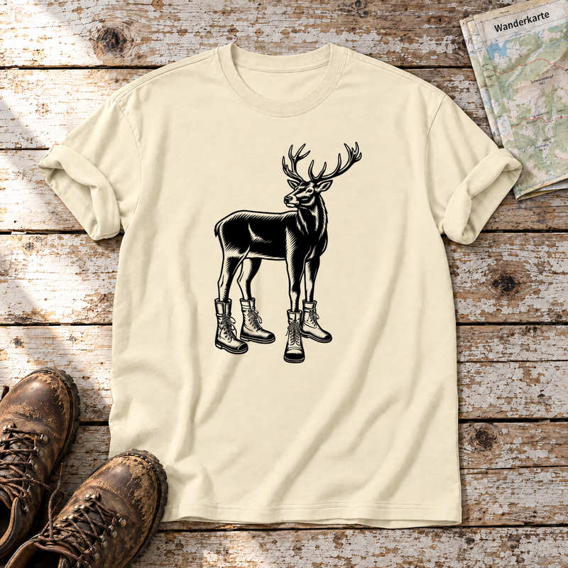 Hirsch in Bergschuhen – T-Shirt Unisex in Natur, flach liegend auf alten Holzbrettern mit Wanderschuhen und Wanderkarte.