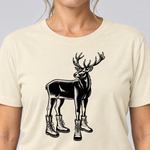 Nahaufnahme des Drucks: Hirsch in Bergschuhen – T-Shirt Unisex in Natur, von einer Frau getragen