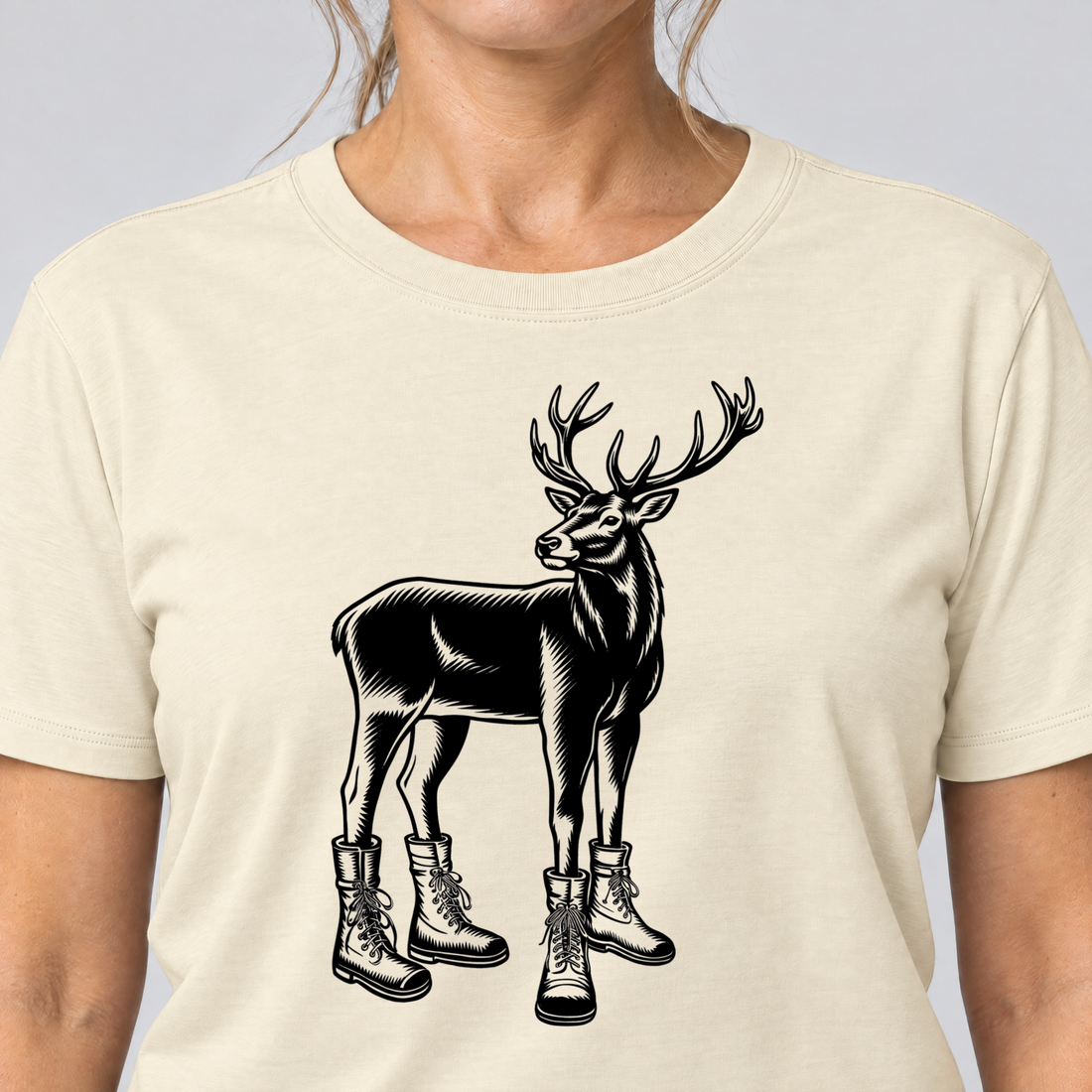 Nahaufnahme des Drucks: Hirsch in Bergschuhen – T-Shirt Unisex in Natur, von einer Frau getragen