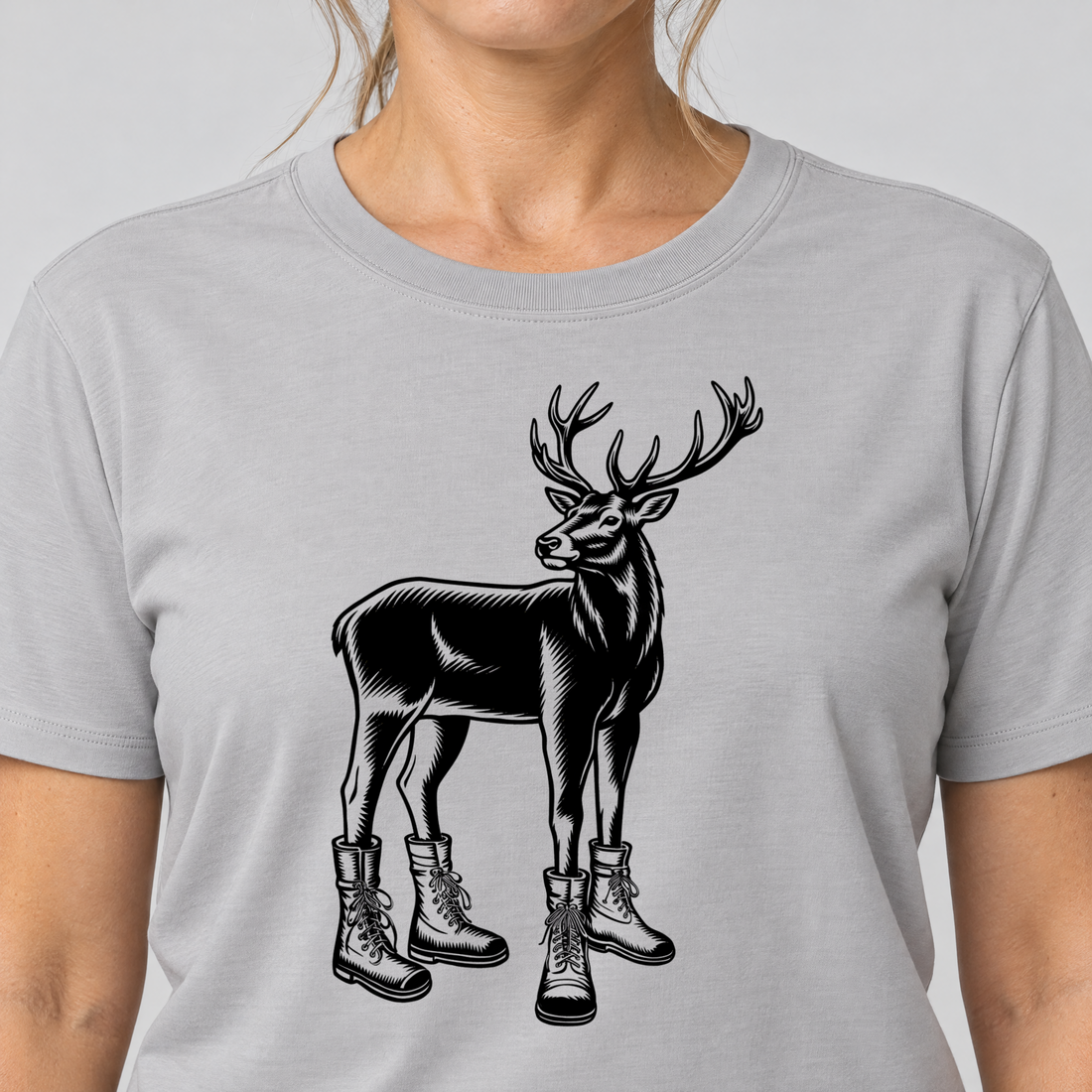 Nahaufnahme des Drucks: Hirsch in Bergschuhen – T-Shirt Unisex in Hellgrau, von einer Frau getragen