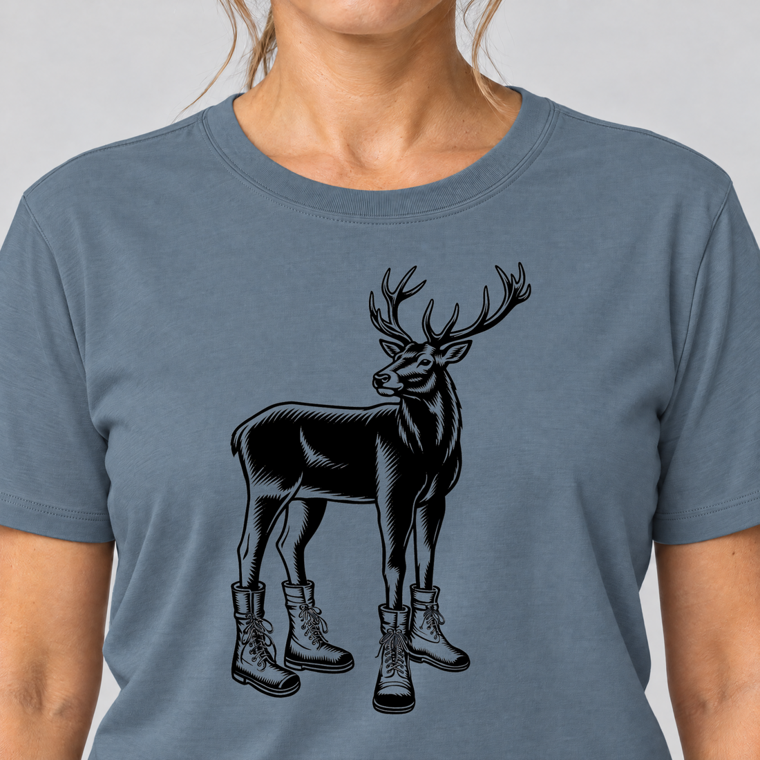 Nahaufnahme des Drucks: Hirsch in Bergschuhen – T-Shirt Unisex in Steinblau, von einer Frau getragen