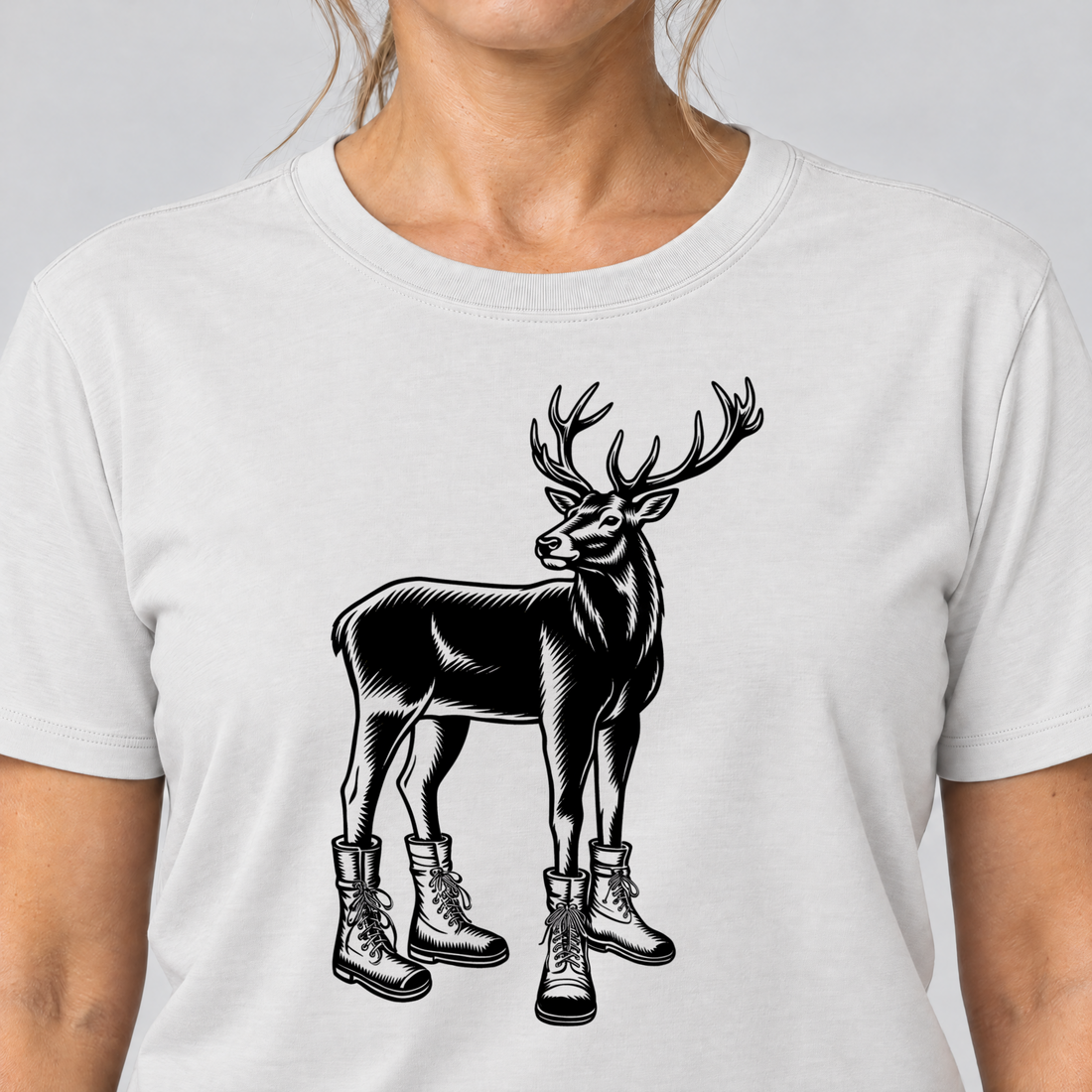Nahaufnahme des Drucks: Hirsch in Bergschuhen – T-Shirt Unisex in Weiß, von einer Frau getragen