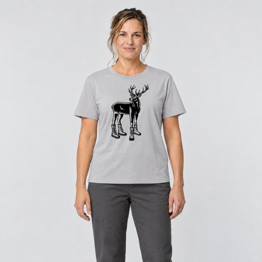 Frau trägt Hirsch in Bergschuhen – T-Shirt Unisex in Hellgrau, Ansicht von vorn