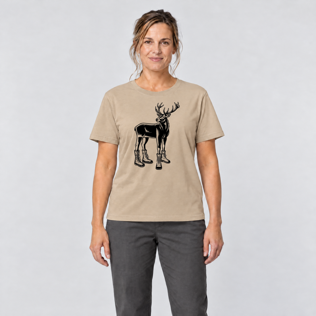 Frau trägt Hirsch in Bergschuhen – T-Shirt Unisex in Sand, Ansicht von vorn