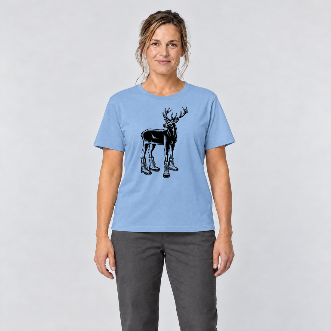 Frau trägt Hirsch in Bergschuhen – T-Shirt Unisex in Himmelblau, Ansicht von vorn