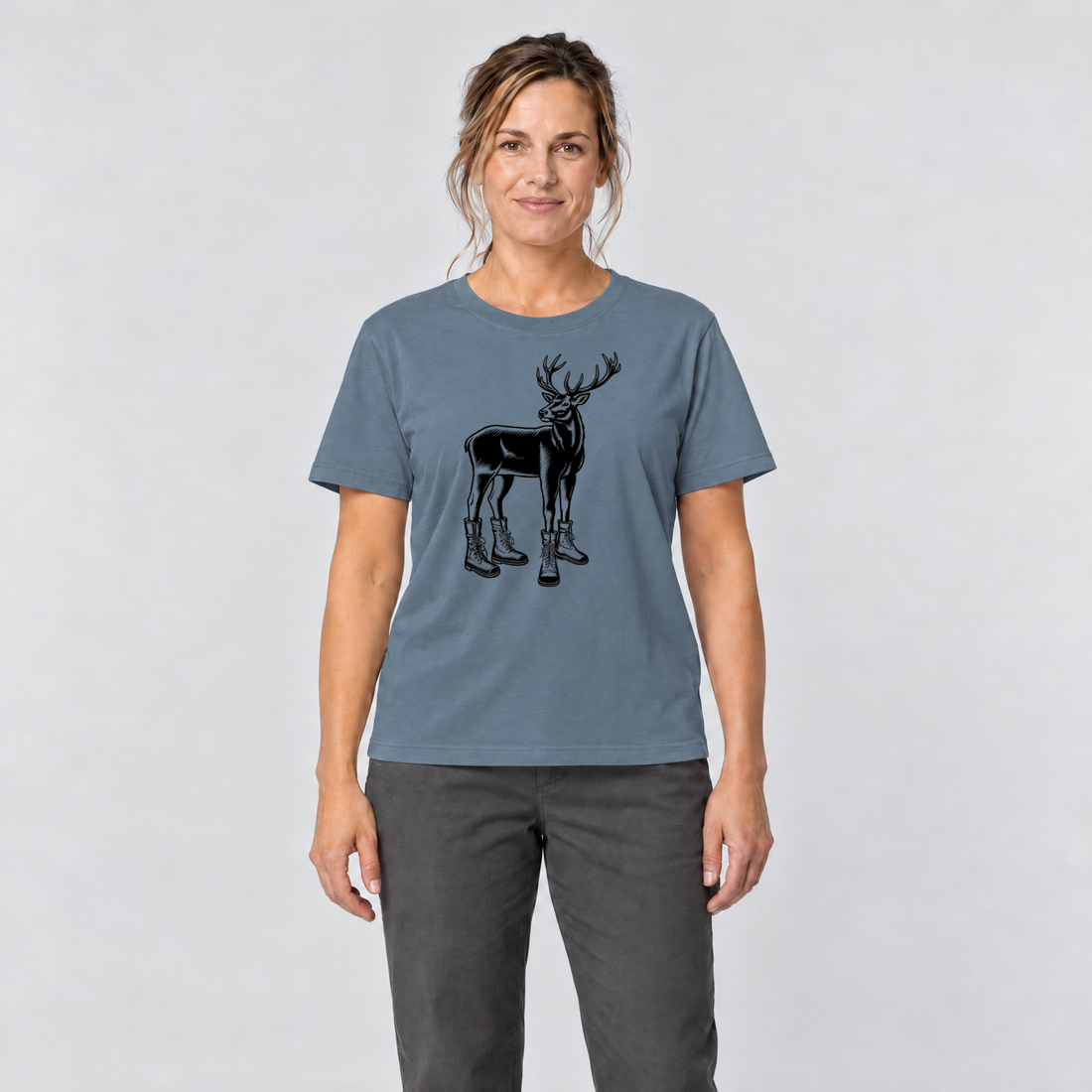 Frau trägt Hirsch in Bergschuhen – T-Shirt Unisex in Steinblau, Ansicht von vorn