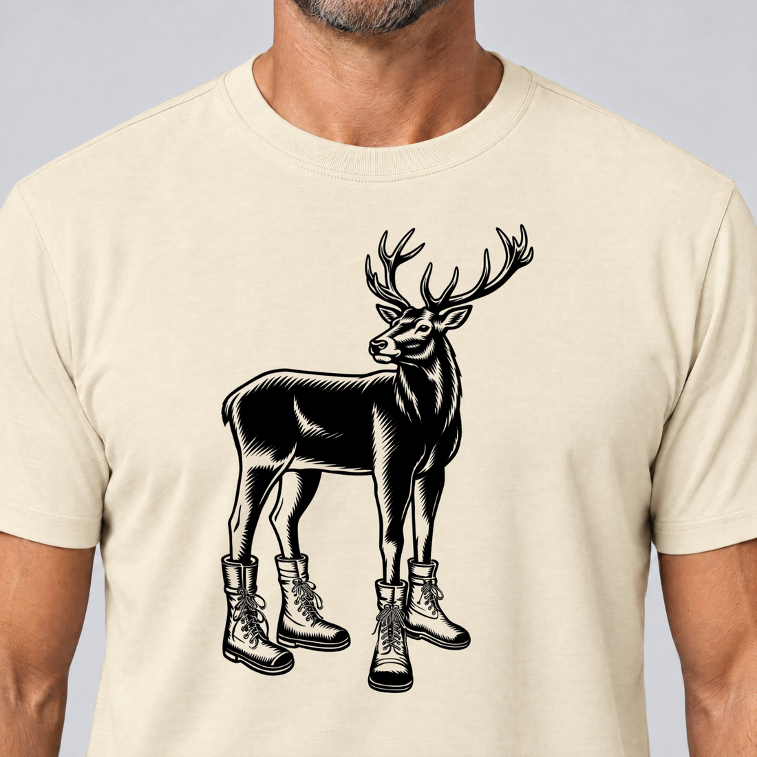 Nahaufnahme des Drucks: Hirsch in Bergschuhen – T-Shirt Unisex in Natur, von einem Mann getragen