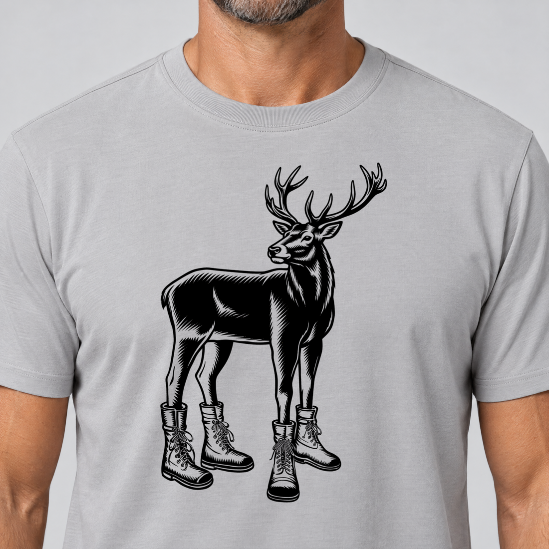 Nahaufnahme des Drucks: Hirsch in Bergschuhen – T-Shirt Unisex in Hellgrau, von einem Mann getragen