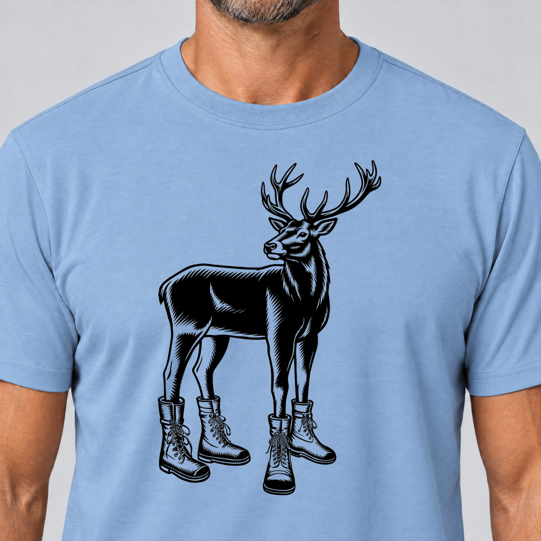 Nahaufnahme des Drucks: Hirsch in Bergschuhen – T-Shirt Unisex in Himmelblau, von einem Mann getragen