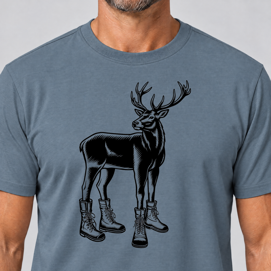 Nahaufnahme des Drucks: Hirsch in Bergschuhen – T-Shirt Unisex in Steinblau, von einem Mann getragen