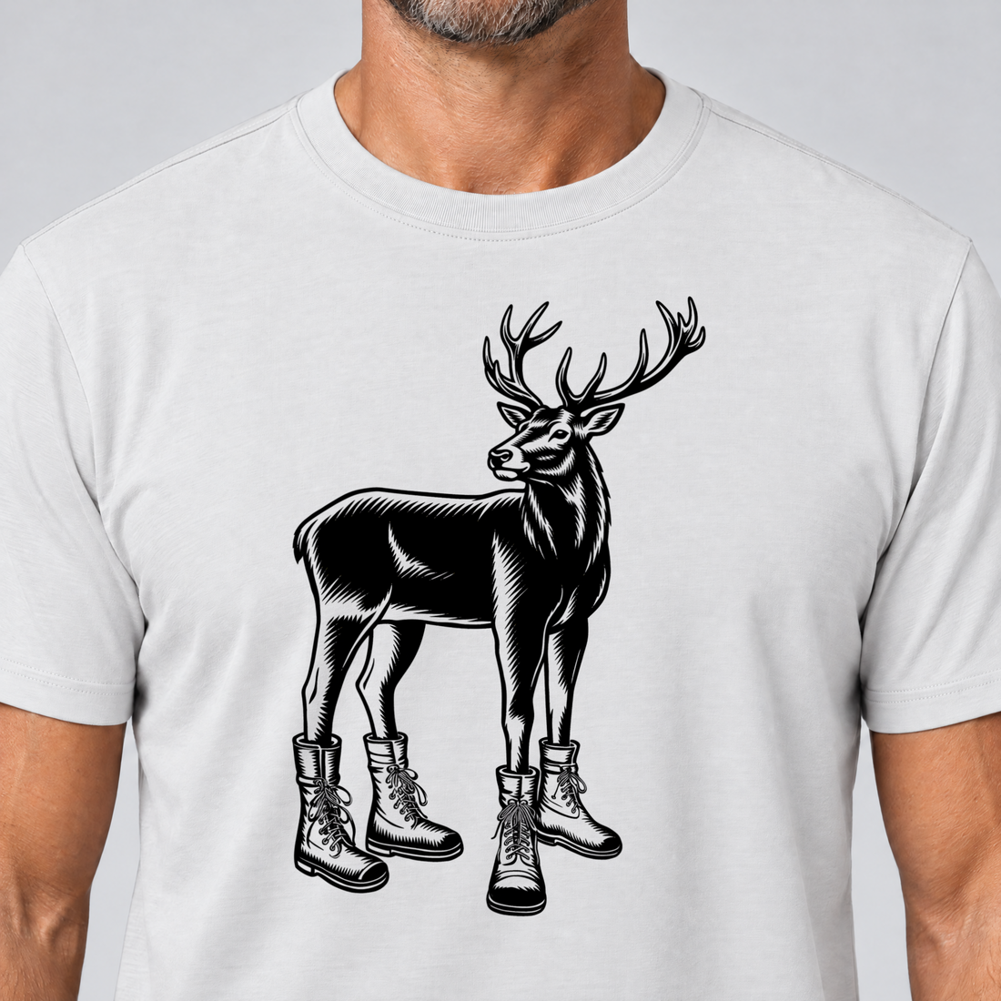 Nahaufnahme des Drucks: Hirsch in Bergschuhen – T-Shirt Unisex in Weiß, von einem Mann getragen