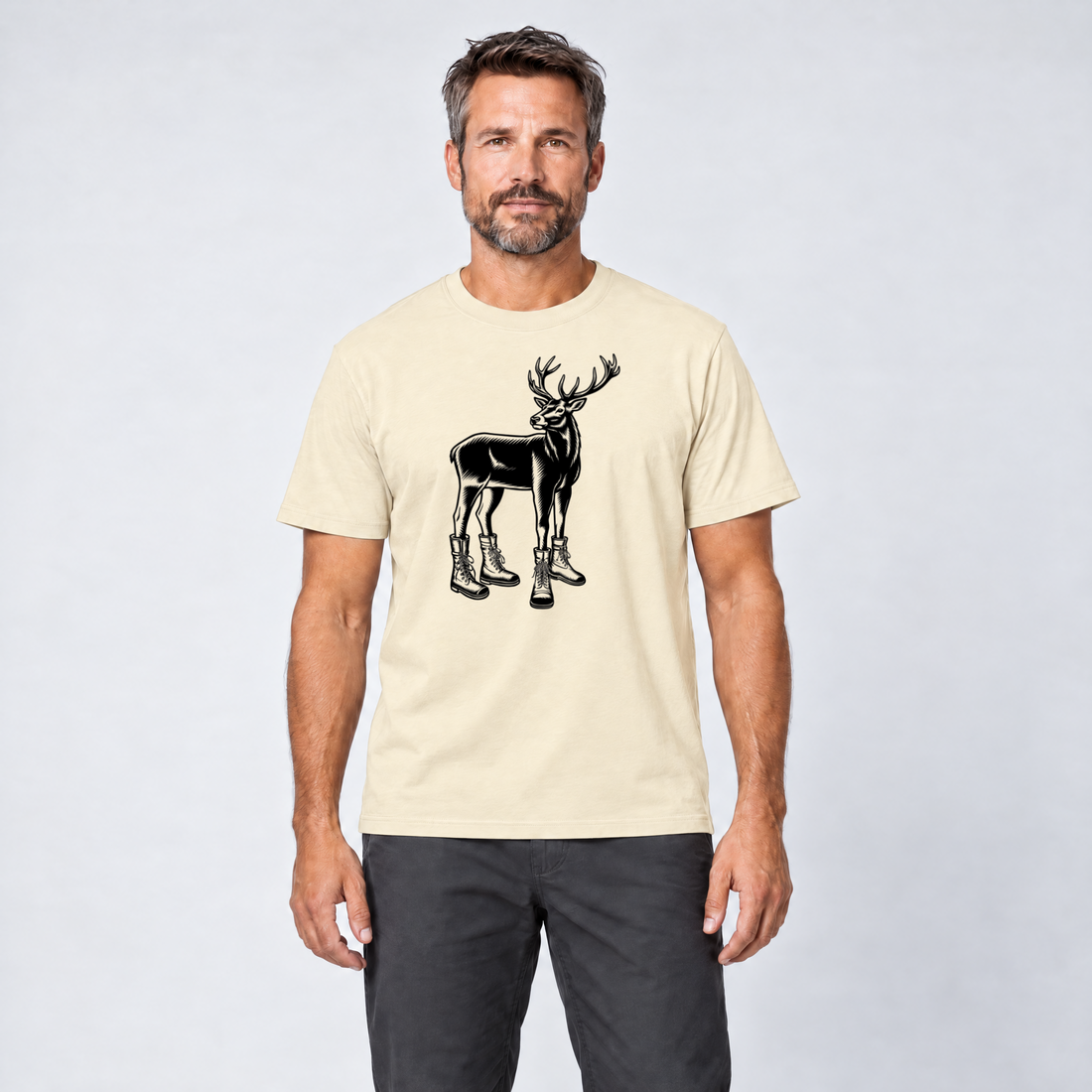 Mann trägt Hirsch in Bergschuhen – T-Shirt Unisex in Natur, Ansicht von vorn