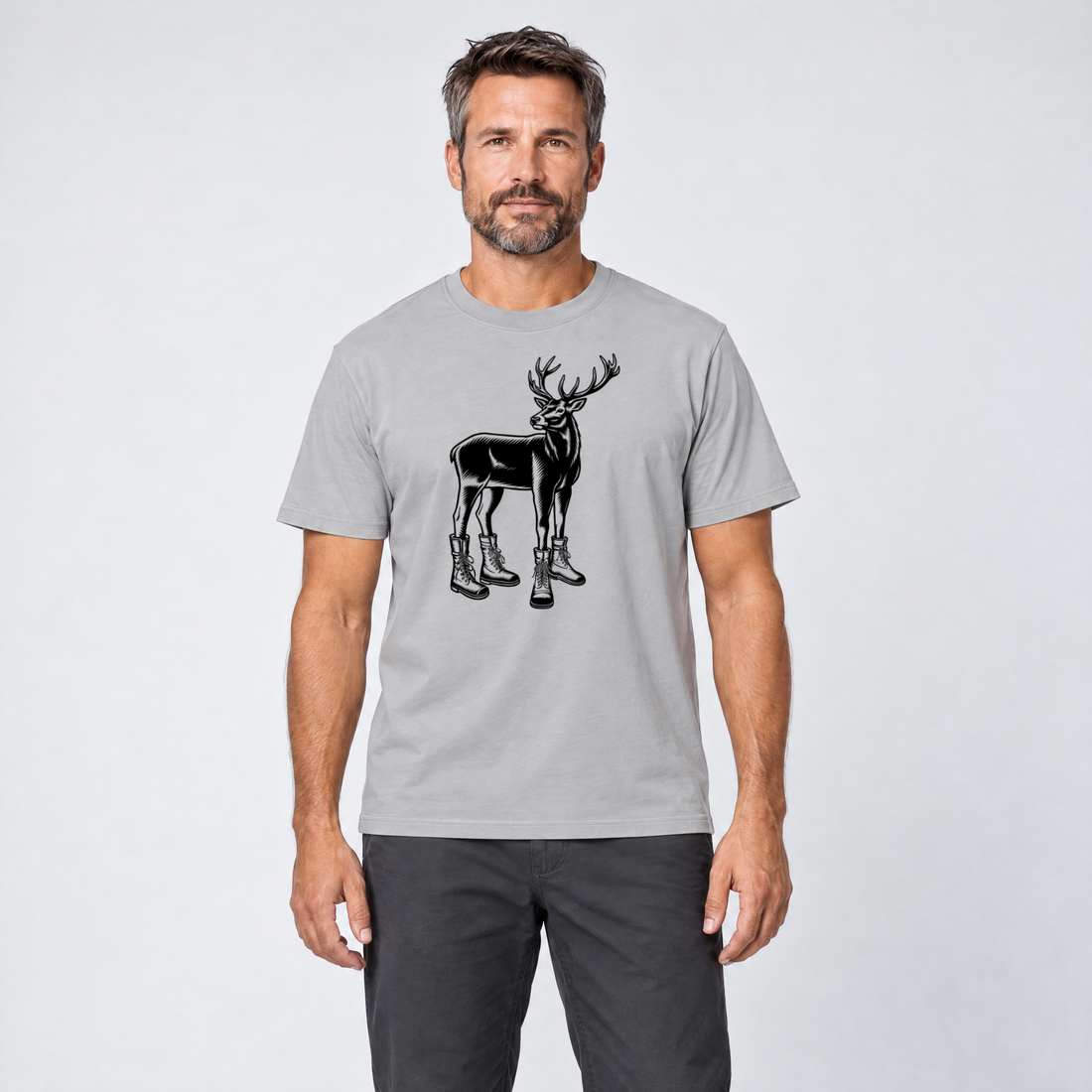 Mann trägt Hirsch in Bergschuhen – T-Shirt Unisex in Hellgrau, Ansicht von vorn