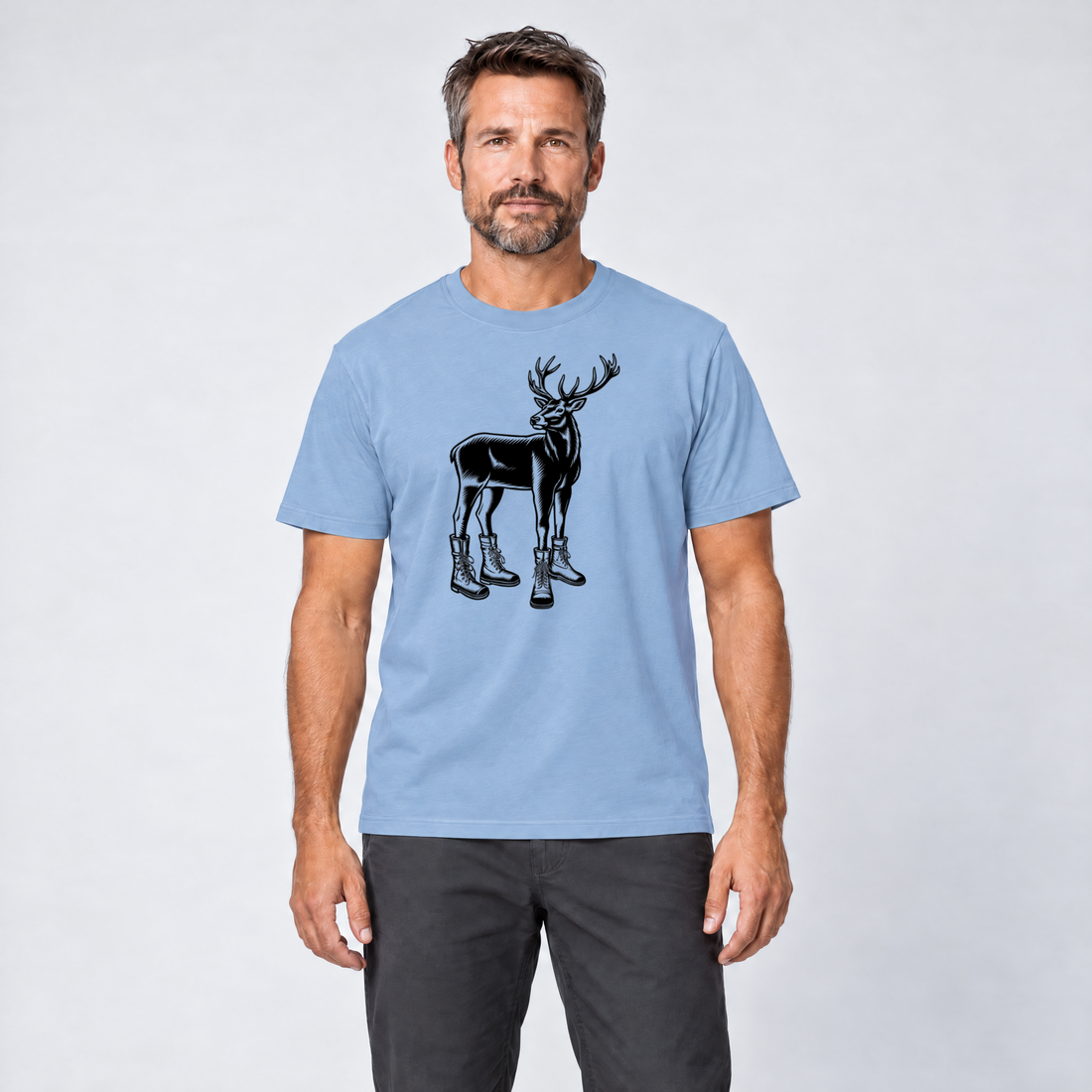 Mann trägt Hirsch in Bergschuhen – T-Shirt Unisex in Himmelblau, Ansicht von vorn