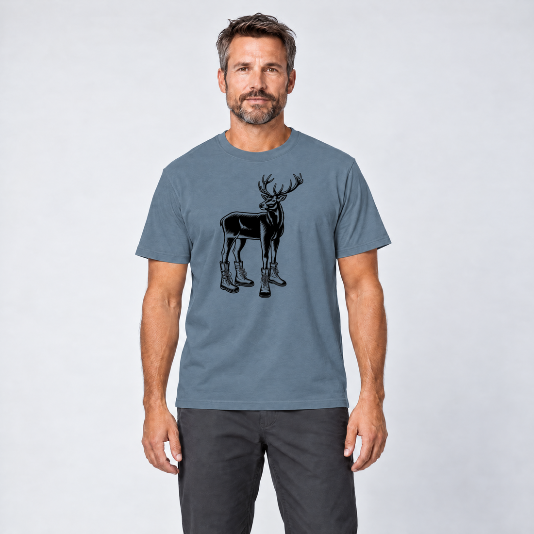 Mann trägt Hirsch in Bergschuhen – T-Shirt Unisex in Steinblau, Ansicht von vorn