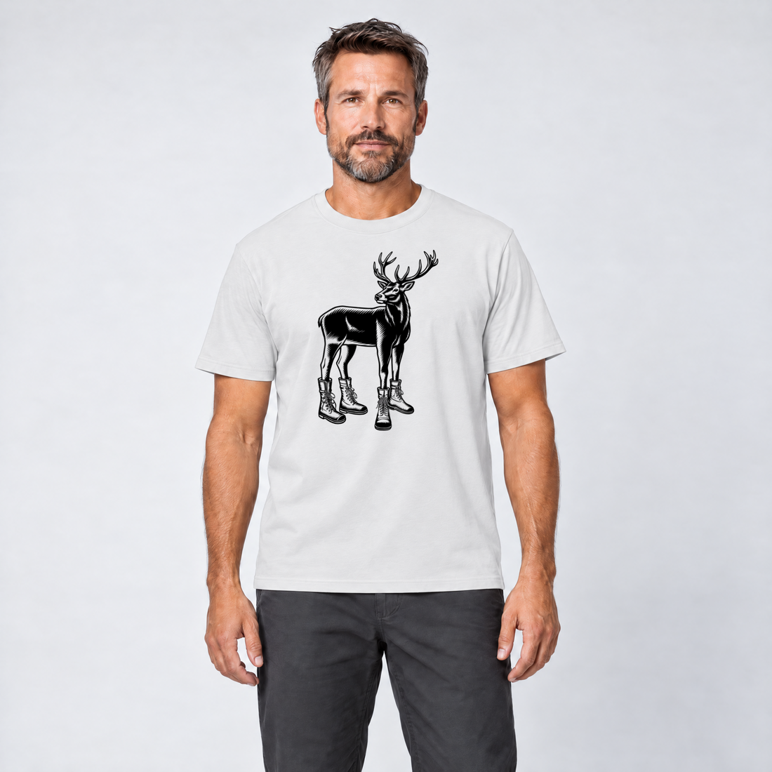 Mann trägt Hirsch in Bergschuhen – T-Shirt Unisex in Weiß, Ansicht von vorn