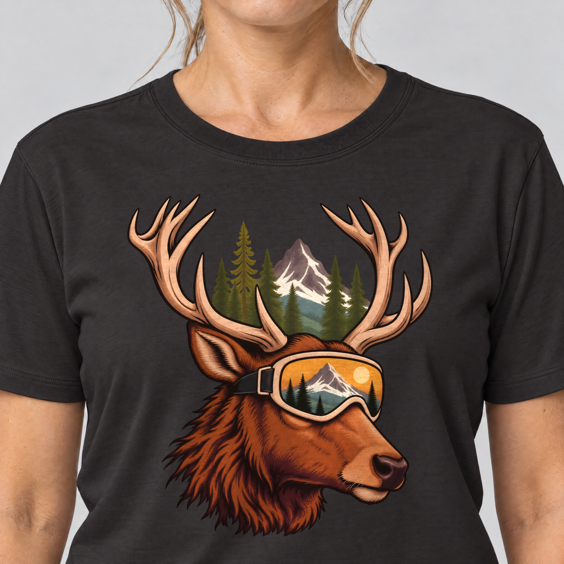 Nahaufnahme des Drucks: Hirsch mit Skibrille – T-Shirt Unisex in Schwarz, von einer Frau getragen