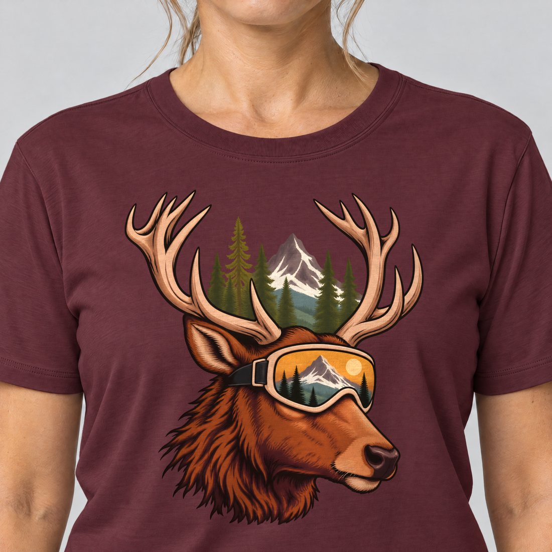 Nahaufnahme des Drucks: Hirsch mit Skibrille – T-Shirt Unisex in Bordeaux, von einer Frau getragen