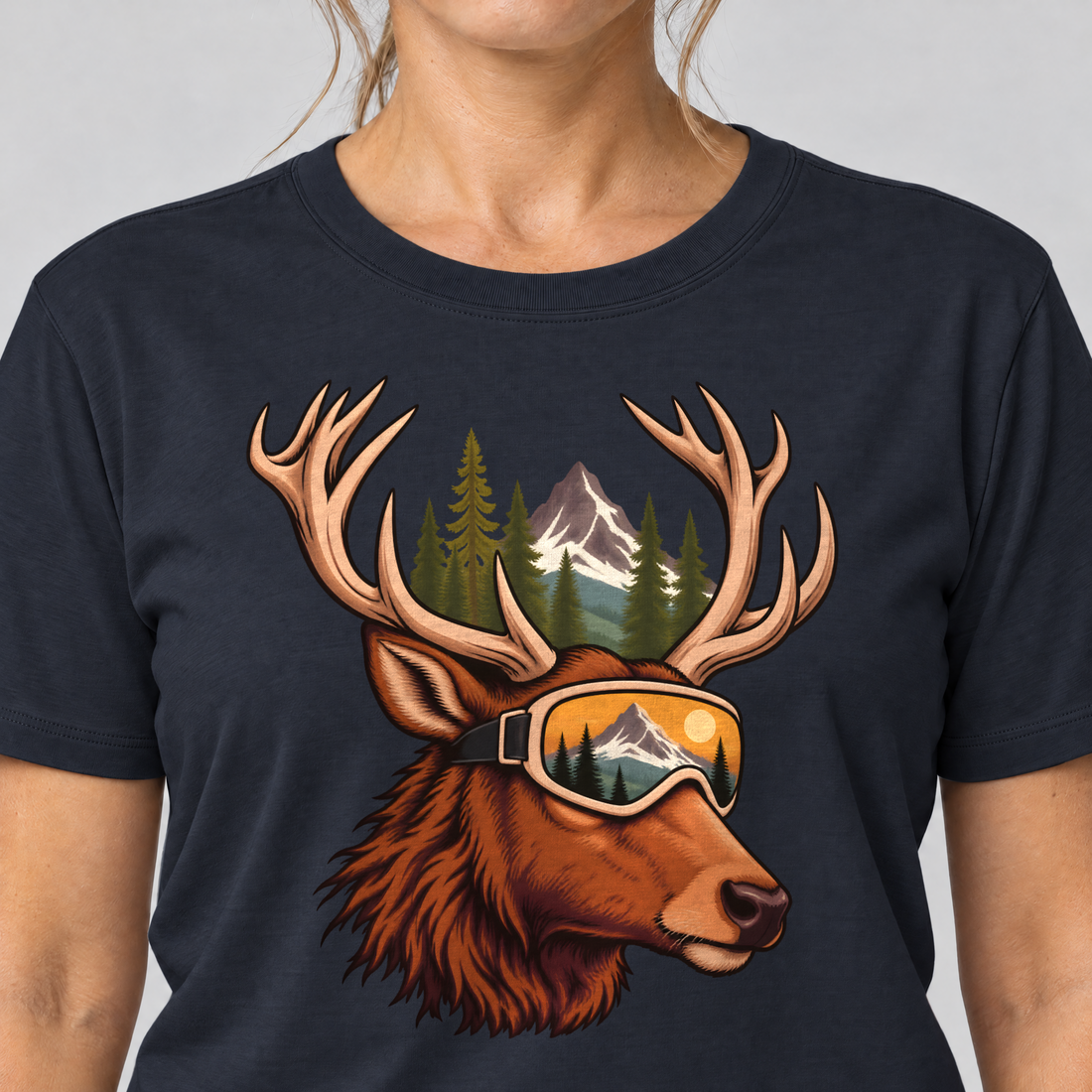 Nahaufnahme des Drucks: Hirsch mit Skibrille – T-Shirt Unisex in Navy, von einer Frau getragen