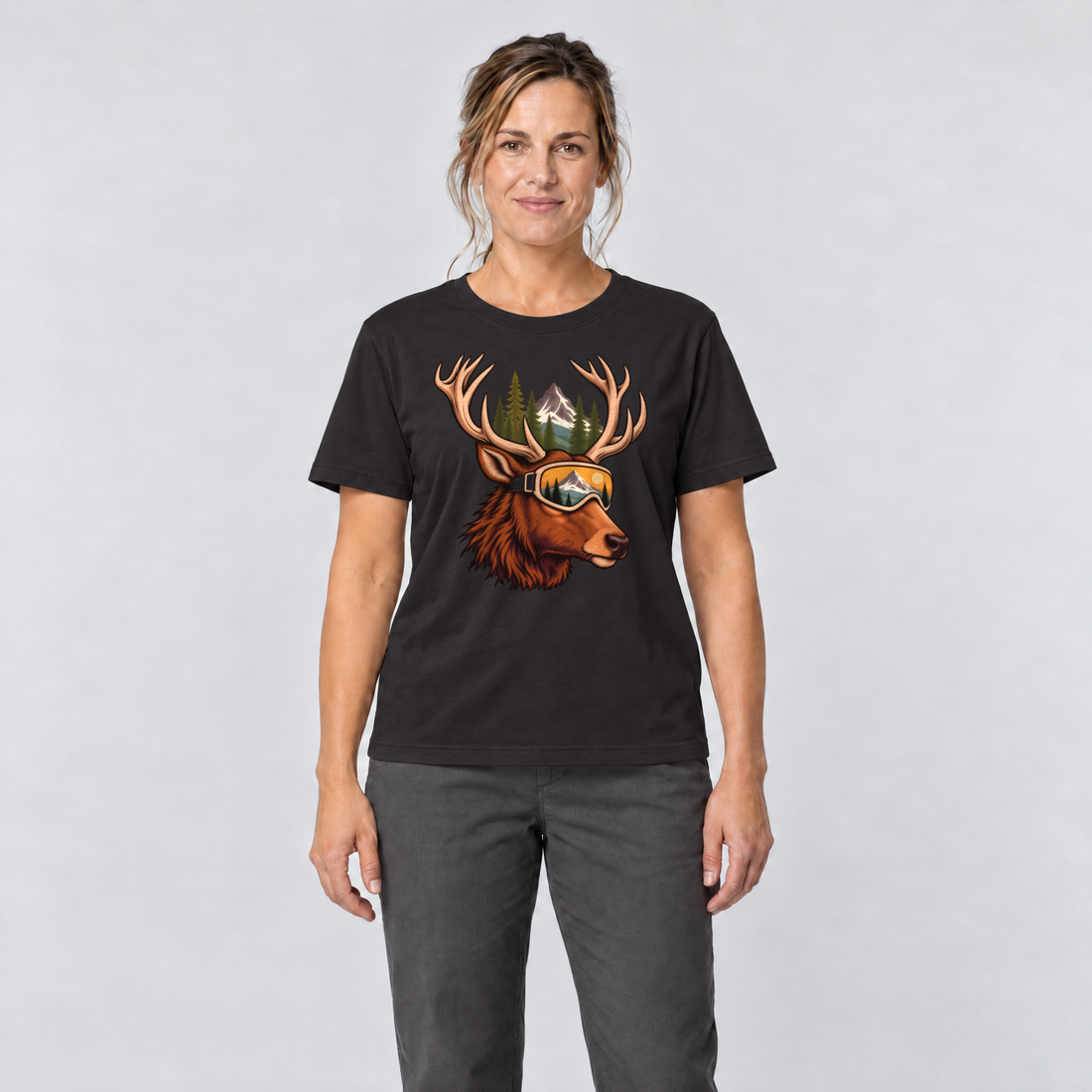Frau trägt Hirsch mit Skibrille – T-Shirt Unisex in Schwarz, Ansicht von vorn