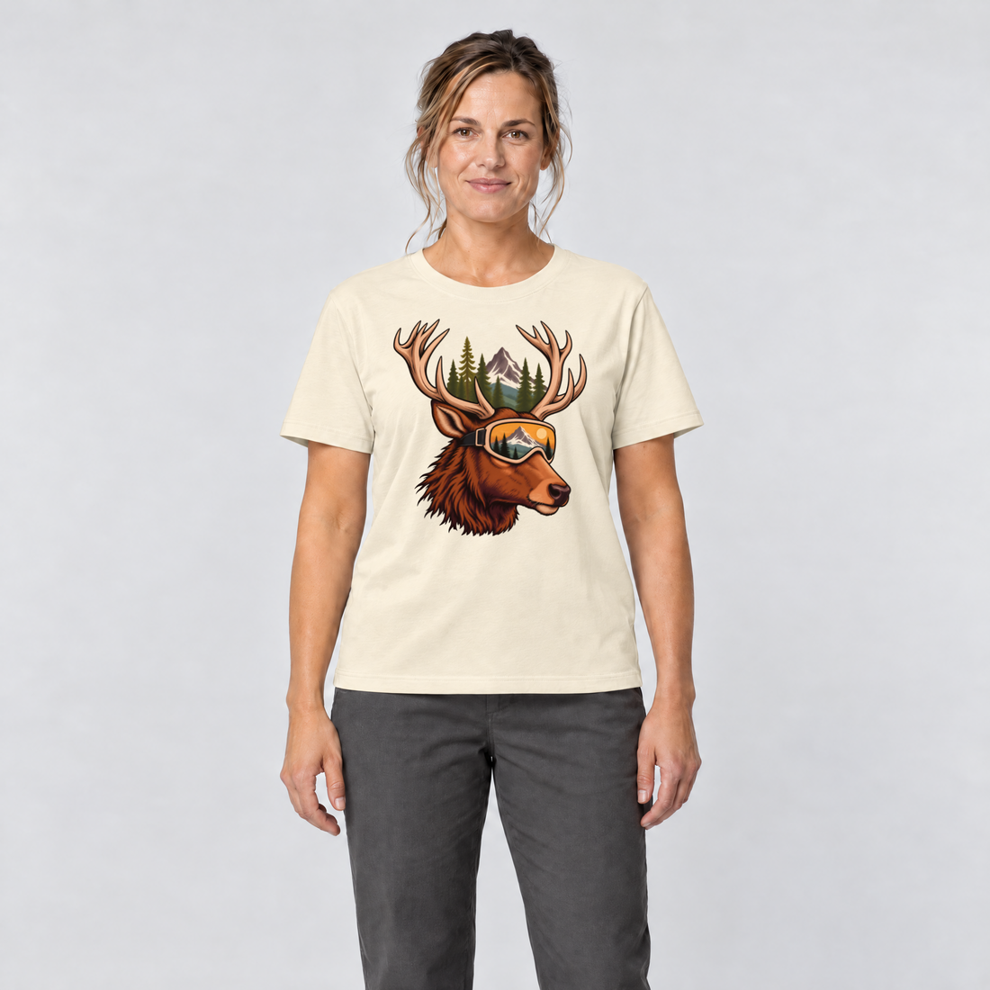 Frau trägt Hirsch mit Skibrille – T-Shirt Unisex in Natur, Ansicht von vorn